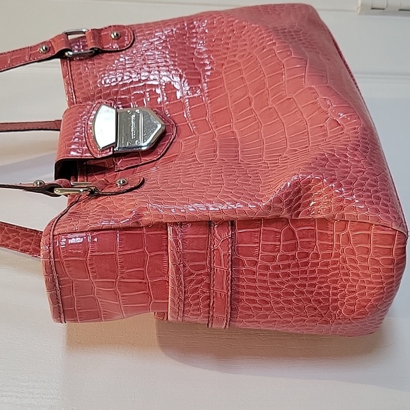 LIZ CLAIBORNE SAMON CRIC DESIGN HANDBAG & WRISTLET SET - Picture 5 of 12